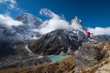 Trekker Gokyo köyü Naktok göl ve dağ everest ana kampı trek rota bölgesi ile Lobuche üzerinden yol thw taşın atla