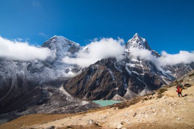 Trekker Lobuche giderken Naktok göl ve dağ everest ana kampı trek rota bölgesindeki Gokyo Köyü