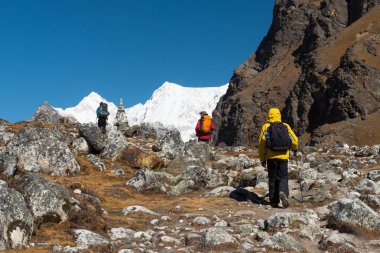 Trekker yürüyüş için Renjora geçiş everest dağ tepe ve arka planda, taş yığını ile kravat yolda seyahat Nepal kavramı