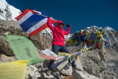 Asya Bayan trekker Tayland bayrağı ile zirve everest ana kampı, nepal.travel kavramı