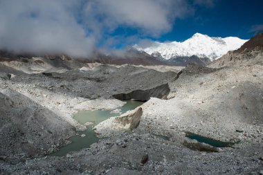 Gokyo köyü yol buzulda kar dağ everest ana kampı rota bölgesindeki, Nepal ile güzel yeşil su
