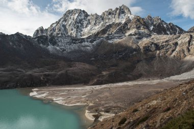 Panorama Gokyo Köyü ile Gokyo Gölü ve kar dağ içinde geçmiş görünümünü Everest'de kamp trekking rotası bölge, Nepal temel güzel