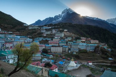 Namche çarşı ve mount thamserku - görünümünü şekilde everest ana kampı, Khumbu Vadisi, Sagarmatha Milli Parkı, Solukhumbu, Nepal