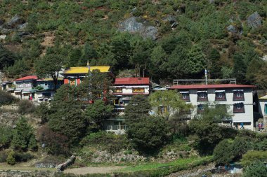 Namche Bazarr, Nepal-Ekim 14,2018: görünüm Namche Manastırı ile turist Namche Bazarr, Nepal