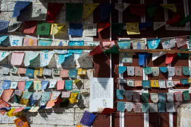 Namche'nın Bazaarı, Nepal - Ekim 14,2018: dua bayrakları gözyaşı duvarda barış merhamet, güç ve bilgelik teşvik için kullanılır.