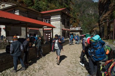Namche'nın Bazaarı - Ekim 15,2018: belgelerin Lukla-Everest Ana Kampı bir güzergah üzerinde doğrulama. Nokta: Sagarmatha Milli Parkı kontrol edin. Doğu Nepal Himalayalar. 