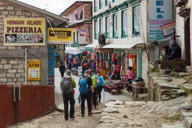 Namche'nın Bazaarı, Nepal - Ekim 14,2018: yürüyüş backpacker yürümeye dükkanı ve Nepal bankada shoppin ile Namche ın Bazaarı içinde 