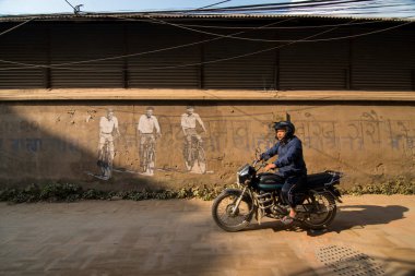 Katmandu, Nepal-Ekim 16,2018: kimliği belirsiz binmek motosiklet Katmandu, Nepal de yol üzerinde 