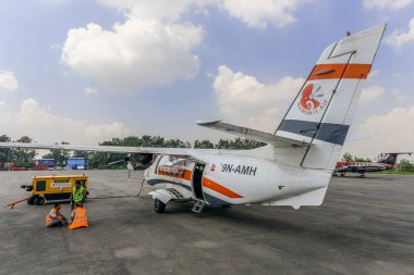 Tanımlanamayan yer ekibi dolgu yağ içine hava uçak Katmandu Uluslararası Havaalanı, Nepal