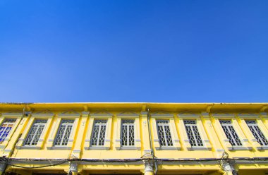 Sino-Portekiz mimari birçok Phuket town binalarda. Bu eski binalar fazla yüz yıl inşa edilmiştir ve bu mimari tarzı modern Çince ile karışık Avrupa.