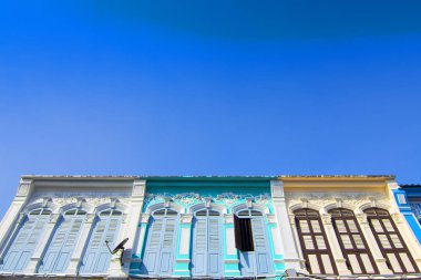 Sino-Portekiz mimari birçok Phuket town binalarda. Bu eski binalar fazla yüz yıl inşa edilmiştir ve bu mimari tarzı modern Çince ile karışık Avrupa.