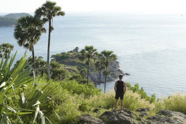 Cape Tayland Phuket (Leam Phrom Thep) denize uzanan kaya bir dağdır