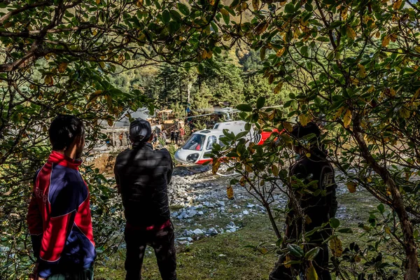 Непальский Мужчина Желающий Взлететь Вертолете Спасает Больного Путешественника Деревни Летит — стоковое фото