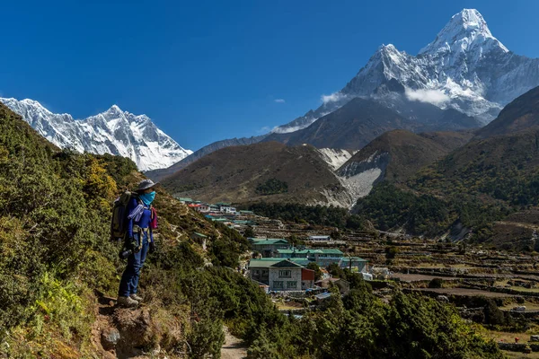 Trekker Panoramatickým Výhled Horu Ama Dablam Krásnou Oblohu Cestě Základního — Stock fotografie