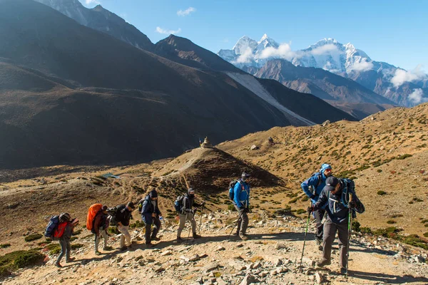 Trekker Met Landschap Van Bergen Rivier Weg Van Gokyo Naar — Stockfoto