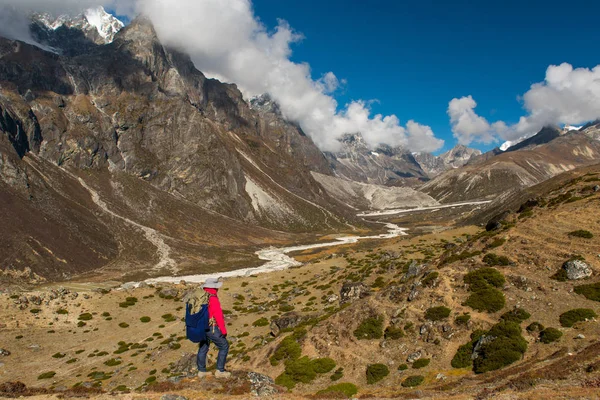 Trekker Con Paesaggio Montagna Fiume Sulla Strada Dingboche Lobuche Nella — Foto Stock