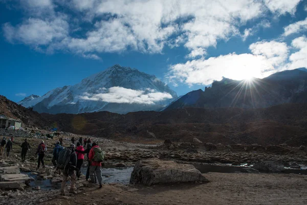 Trekker Porter Met Landschap Van Bergen Rivier Weg Van Gokyo — Stockfoto