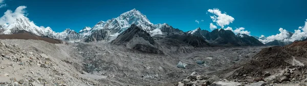 Panoramik manzarasına güzel gökyüzü ile mount Ama Dablam Everest ana kampı, Khumbu Vadisi, Sagarmatha Milli Parkı, herhangi bir zamanda alan, Nepal giderken