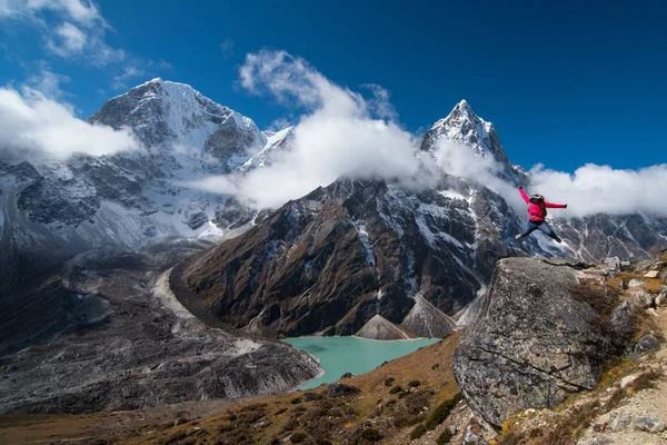 Trekker Saltar Por Encima Roca Camino Lobuche Aldea Gokyo Con — Foto de Stock