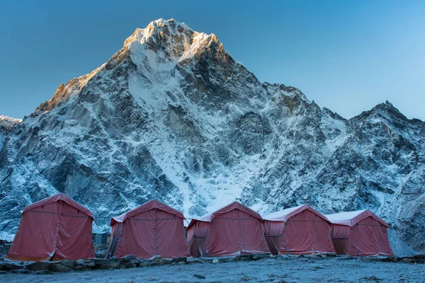 Grup Dağcı Parlak Renk Çadır Khumbu Buzul Renkli Dua Bayrakları — Stok fotoğraf