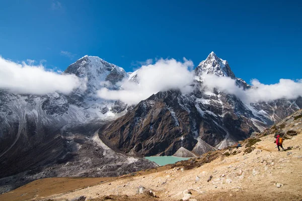 Trekker Caminho Lobuche Para Aldeia Gokyo Com Lago Naktok Montanha — Fotografia de Stock