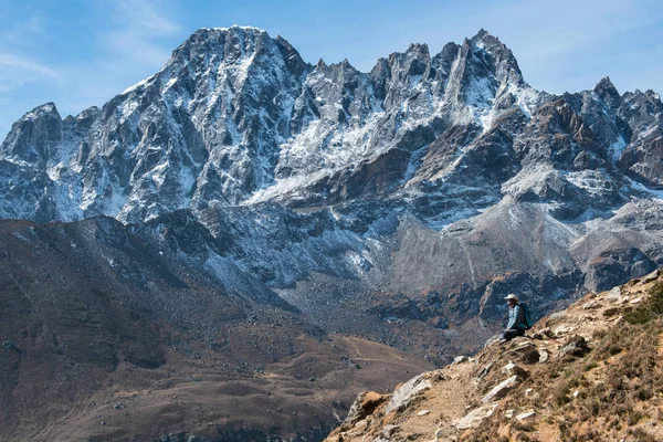 Trekker Hacer Meditación Durante Caminata Hasta Gokyo Camino Ruta Región — Foto de Stock