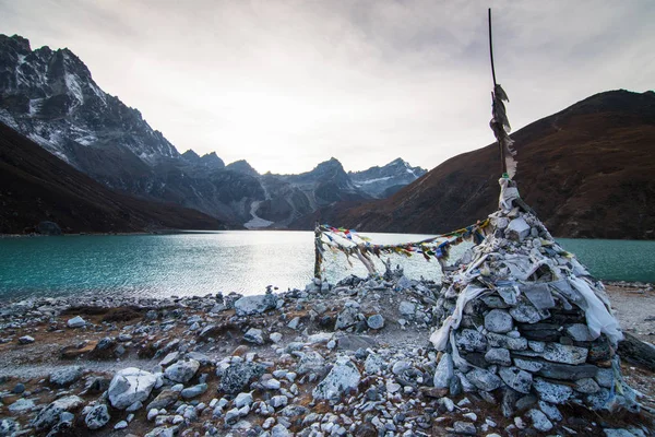 Piedra Apilada Lago Gokyo Con Bandera Orar — Foto de Stock