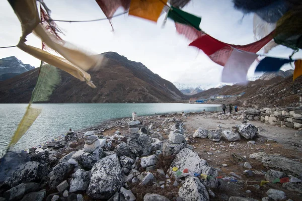 Gokyo Jezioro Gokyo Miejscowości Góry Tle Flagą Pray — Zdjęcie stockowe