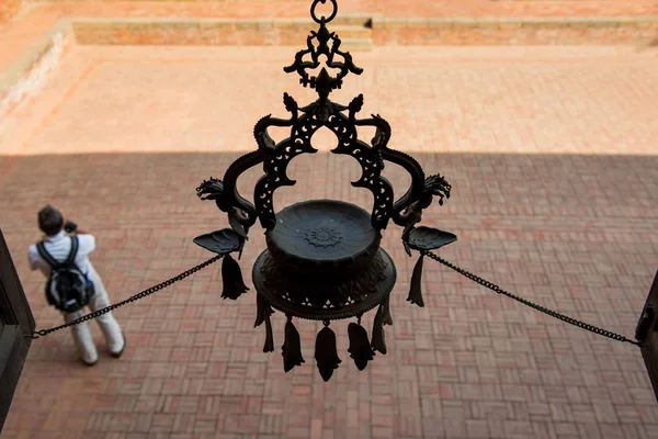 Lâmpada Antiga Pendurar Janela Patan Durbar Quadrado — Fotografia de Stock