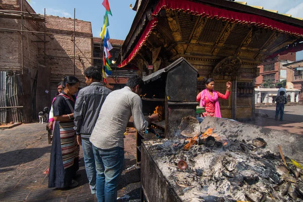 Nepaleses Rezam Templo Swayambhunath Monkey Katmandu Nepal Templo Protegido Como — Fotografia de Stock