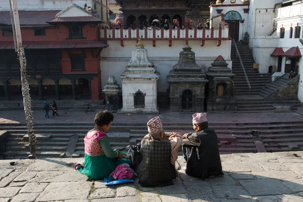 Pessoas Locais Assistindo Templo Pashupatinath Kathmandu Outro Lado Rio Tomado — Fotografia de Stock