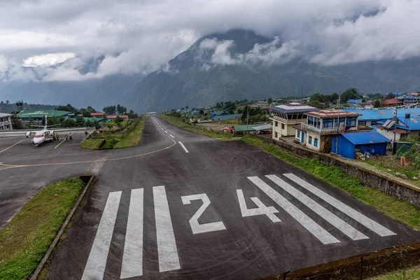 Aeronave Pista Del Aeropuerto Tenzing Hillary Lukla Nepal Himalaya — Foto de Stock