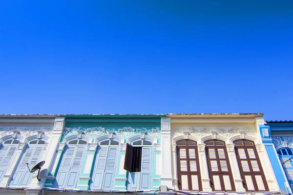 Sino-Portekiz mimari birçok Phuket town binalarda. Bu eski binalar fazla yüz yıl inşa edilmiştir ve bu mimari tarzı modern Çince ile karışık Avrupa.