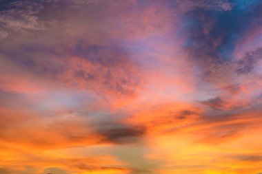 Turuncu ve mavi renkli dramatik bulut ile güzel alacakaranlık gökyüzü.