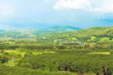 Dağlar ve pirinç tarlaları ile yol ve güzel gökyüzü Panoraması