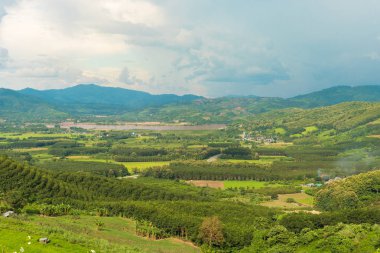 Görünüm khong nehir ve Laos sınırına ve yeşil dağ ve güzel gökyüzü ile Chiang Khong bölgesinin
