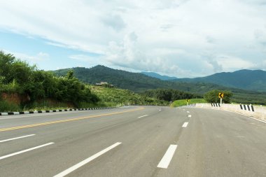 Hill asfalt yol ve mavi gökyüzü doğa manzara üzerinde