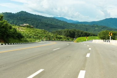 Hill asfalt yol ve mavi gökyüzü doğa manzara üzerinde