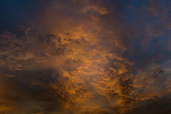 Céu Crepúsculo Bonito Com Cor Laranja Azul Nuvem Dramática — Fotografia de Stock