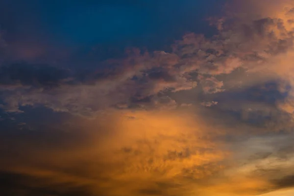 オレンジと青の色の劇的なクラウドと美しい夕暮れの空 — ストック写真