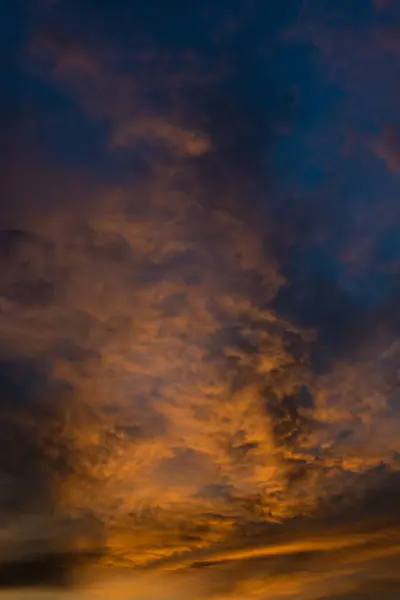 オレンジと青の色の劇的なクラウドと美しい夕暮れの空 — ストック写真