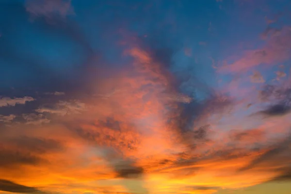 オレンジと青の色の劇的なクラウドと美しい夕暮れの空 — ストック写真