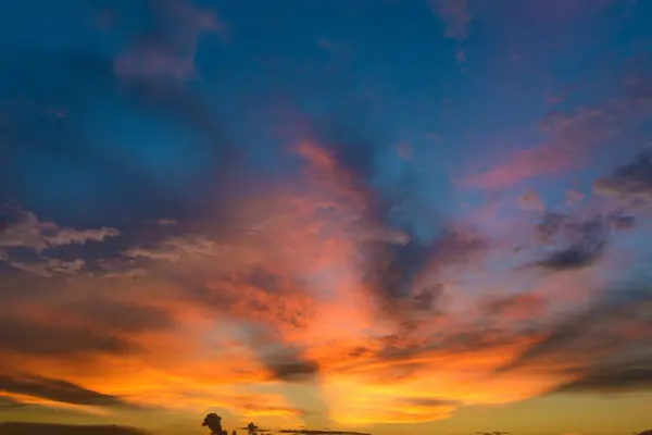 オレンジと青の色の劇的なクラウドと美しい夕暮れの空 — ストック写真