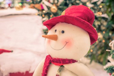 Neşeli Noel dekorasyonu. Noel Noel Baba, Noel ağacı ve kardan adam 