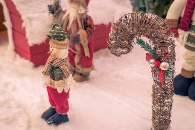 Neşeli Noel dekorasyonu. Noel Noel Baba, Noel ağacı ve kardan adam .