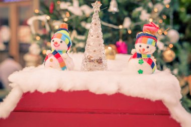 Neşeli Noel dekorasyonu. Noel Noel Baba, Noel ağacı ve kardan adam .