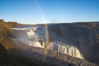 İnanılmaz büyük güzel şelale Gullfoss, İzlanda, ünlü landmark ile gökkuşağı