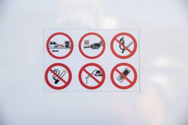 İşareti gösteri bu şey benzin istasyonunda yapmak.