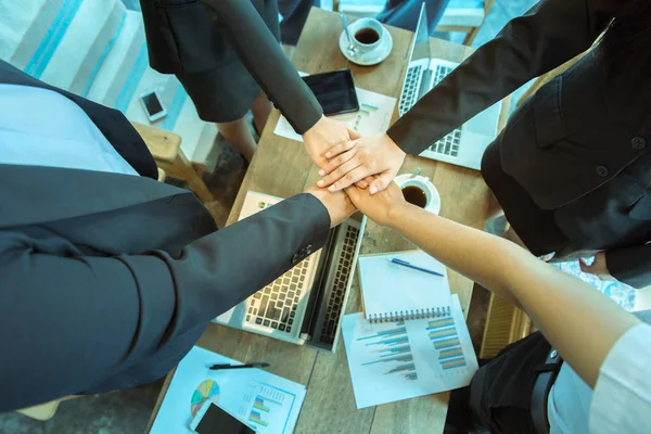 İş ortakları ile yardım etmek, güven, elele destek iş güven taahhüt pazarlama için empati ve faktörler ilişki ulaşmak başarılı başarı ve tamamlama kavramı Toplantı.