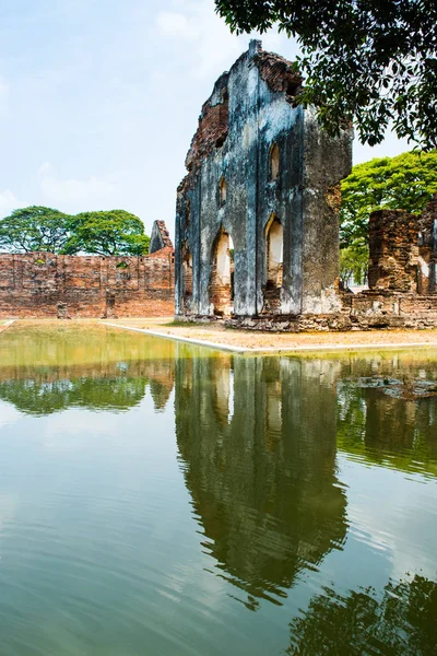 Gölet ve refleks ile Yabancı Ziyaretçiler için Resepsiyon Salonu